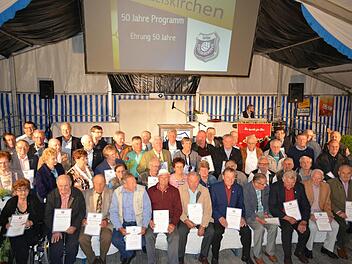 Zahlreiche Mitglieder gehören der SpVgg Etzelskirchen seit 50 Jahren an, viele von ihnen sind sogar Gründungsmitglieder. Sie alle wurden für ihre Vereinstreue ausgezeichnet. Fotos: Larissa Händel