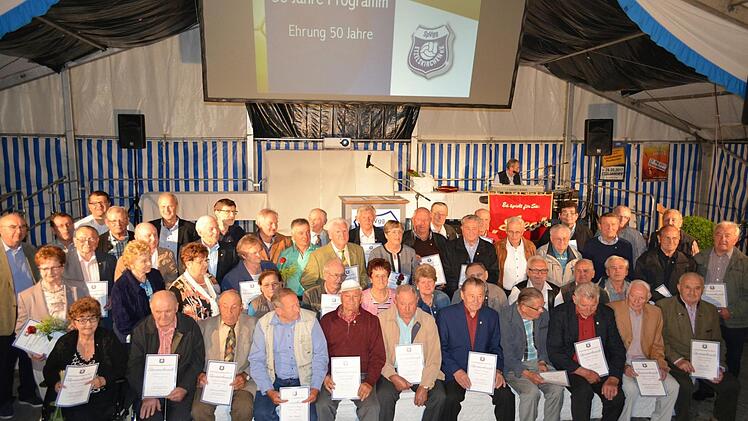 Zahlreiche Mitglieder gehören der SpVgg Etzelskirchen seit 50 Jahren an, viele von ihnen sind sogar Gründungsmitglieder. Sie alle wurden für ihre Vereinstreue ausgezeichnet. Fotos: Larissa Händel