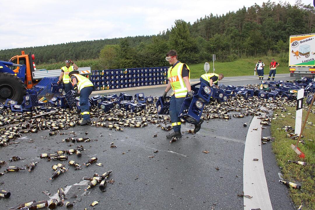 Landkreis Kulmbach: Bierlaster verliert Ladung auf B85
