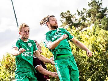 Die beiden Top-Torjäger Stefan Kolb und Louis Engelbrecht (vorne, von links) trafen auch beim 4:0 gegen die SG Quelle Fürth für den neuen Spitzenreiter TSV Neudrossenfeld.  Foto: Alexander Muck