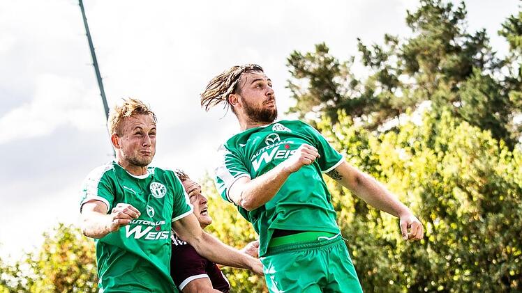 Die beiden Top-Torjäger Stefan Kolb und Louis Engelbrecht (vorne, von links) trafen auch beim 4:0 gegen die SG Quelle Fürth für den neuen Spitzenreiter TSV Neudrossenfeld.  Foto: Alexander Muck