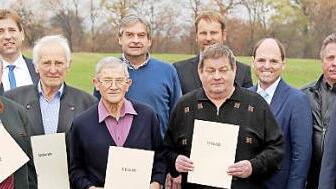 Die geehrten Feldgeschworenen mit den Ehreng&auml;sten. Foto: Franz Galster
