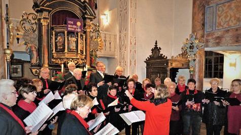 Die Singgemeinschaft Melkendorf (links) unter der Leitung von Gudrun Dunkel Fotos: Werner Reißaus