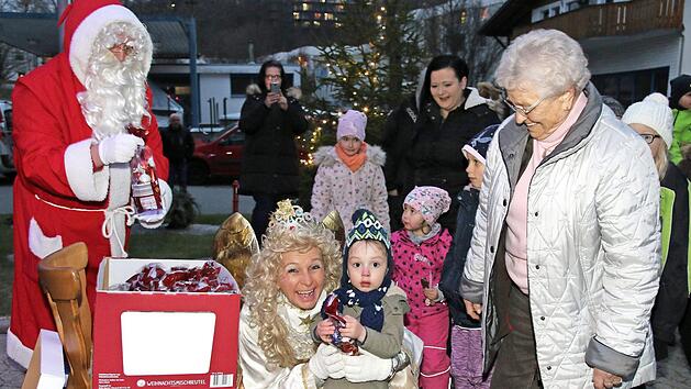 Das Christkind und der Nikolaus durften bei der traditionellen Dorfweihnacht in W&uuml;stenahorn nicht fehlen. Die Kinder freuten sich riesig &uuml;ber die Geschenke.  Foto: Desombre