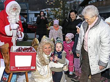 Das Christkind und der Nikolaus durften bei der traditionellen Dorfweihnacht in Wüstenahorn nicht fehlen. Die Kinder freuten sich riesig über die Geschenke.  Foto: Desombre