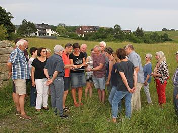 Bürgerprotest gegen ein mögliches Baugebiet  - die Nachbarschaft im Amselweg und in der Mangersreuther Straße will ihre blühende Wiese behalten. Foto: Stephan Tiroch