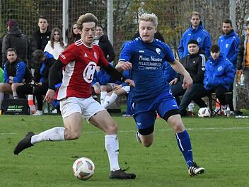 Luis Hüfner (links) vom FC 06 Bad Kissingen behauptet sich hier gegen Hannes Bauer vom TSV Trappstadt. Foto: Hopf