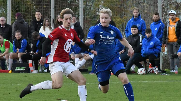 Luis Hüfner (links) vom FC 06 Bad Kissingen behauptet sich hier gegen Hannes Bauer vom TSV Trappstadt. Foto: Hopf