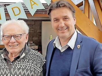 Der Jubilar Anton Dresel mit B&uuml;rgermeister Gerd Dallner.