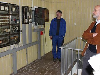 Die Technik der aus dem Jahr 1969 stammenden Hochbehälter muss nachgerüstet werden. Wasserwart Roland Hartenfels (im Hintergrund) zeigte dies den Mitgliedern des Zweckverbandes.