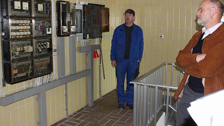 Die Technik der aus dem Jahr 1969 stammenden Hochbehälter muss nachgerüstet werden. Wasserwart Roland Hartenfels (im Hintergrund) zeigte dies den Mitgliedern des Zweckverbandes.