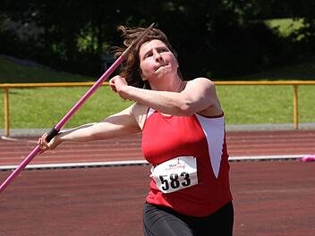 Tanja Köhler vom TSV Münnerstadt freute sich nicht nur über den Speerwurftitel der Seniorinnen W 40, sondern auch über einen Versuch auf über 40 Meter. Foto: Reinhold Nürnberger