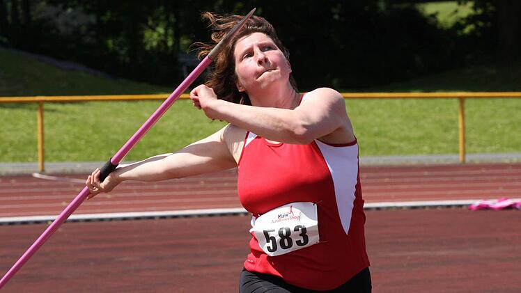 Tanja Köhler vom TSV Münnerstadt freute sich nicht nur über den Speerwurftitel der Seniorinnen W 40, sondern auch über einen Versuch auf über 40 Meter. Foto: Reinhold Nürnberger