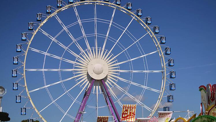 Das größte Riesenrad Europas steht direkt am Eingang. Foto: Nikolas Pelke
