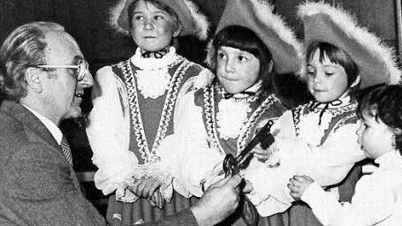 Ein Blick zurück: 1985, also vor 30 Jahren, übergaben Kinder den Schlüssel an Hans Ort.  Foto: FT-Archiv