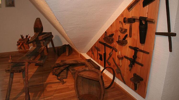 An einer Wand sind Geräte zu sehen, die der Büttner zur Fassherstellung brauchte. Foto: Evi Seeger