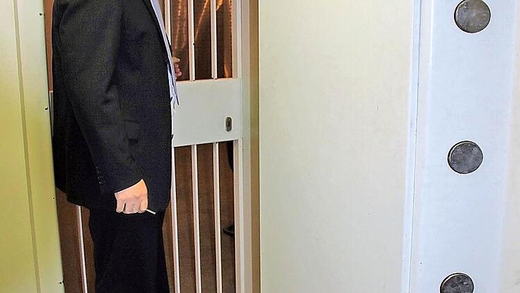 Doppelt gesichert: Zwei Türen, mit Schlüssel- und Zahlencode - Bankdirektor Christian Sennff am Eingang zum Tresorraum. Fotos: Ralf Kestel