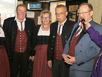 FSV-Vorsitzender Wilfried Kirsch erklärt dem Moderator Josef Hofbauer die neuen Wolfsberger Trachten.  Foto: Franz Galster