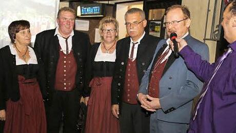 FSV-Vorsitzender Wilfried Kirsch erklärt dem Moderator Josef Hofbauer die neuen Wolfsberger Trachten.  Foto: Franz Galster