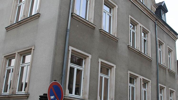 Das ULF-Pfarrhaus ist in die Jahre gekommen, jetzt ist eine Generalsanierung fällig. In Zukunft soll es ein offenes Haus werden. Unten Raum für Begegnungen, oben Wohnungen für Pfarrer und Kaplan. Foto: Sonja Adam