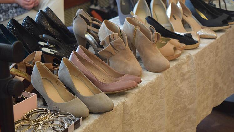 Auch Schuhe und Schmuck waren im Angebot. Foto: Daniela Pondelicek