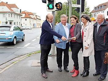 Ralf Pohl (v.l.), Martin Burkert, Doris Aschenbrenner sowie Kerstin Schmidt-Müller, Gemeinderätin von Küps, und Dieter Lau, der SPD-Fraktionsvorsitzende im Gemeinderat schauen sich die Küpser Kreuzung vor Ort an.  Foto: Lisa Kieslinger