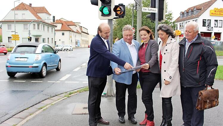 Ralf Pohl (v.l.), Martin Burkert, Doris Aschenbrenner sowie Kerstin Schmidt-Müller, Gemeinderätin von Küps, und Dieter Lau, der SPD-Fraktionsvorsitzende im Gemeinderat schauen sich die Küpser Kreuzung vor Ort an.  Foto: Lisa Kieslinger