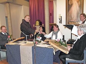 Pater Maximilian Kray (Zweiter von links) bedankte sich bei den "Fingerspringern" (von links) Heinrich Glaser (Lösau), Veronika Petrat (Küps), Christine Winkler sowie dem musikalischen Leiter Siggi Winkler (beide Unterrodach) und Brigitte Brückner (Kauerndorf). Foto: Dieter Wolf