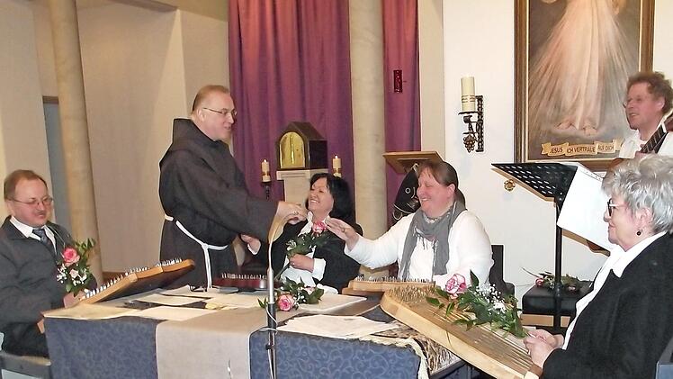 Pater Maximilian Kray (Zweiter von links) bedankte sich bei den "Fingerspringern" (von links) Heinrich Glaser (Lösau), Veronika Petrat (Küps), Christine Winkler sowie dem musikalischen Leiter Siggi Winkler (beide Unterrodach) und Brigitte Brückner (Kauerndorf). Foto: Dieter Wolf