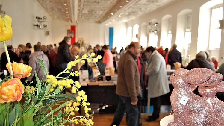 Kunsthandwerk unterschiedlicher Art gab es beim Ostereiermarkt in der Alten Aula zu bestaunen. Foto: Sigismund von Dobschütz