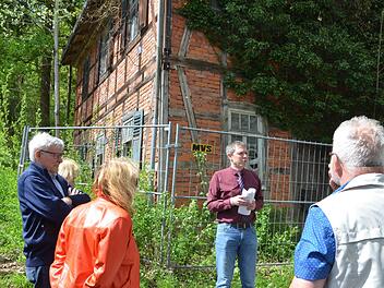 Bürgermeister Marco Steiner (Mitte) erklärt seinen Standpunkt zur Zukunft des Brückners Hauses in Weißenbrunn.Rainer Lutz