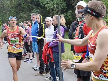 Geglückte Übergabe der Mix-Staffel Foto: Karl-Heinz Hofmann