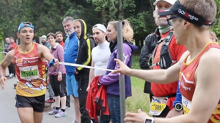 Geglückte Übergabe der Mix-Staffel Foto: Karl-Heinz Hofmann