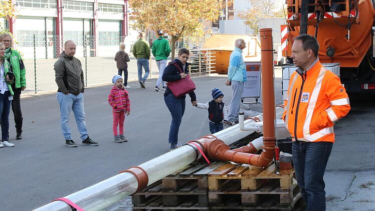 Mit einer mehreren Meter langen Rohrleitung zeigte der CEB, wie das Spezialfahrzeug Kanäle spült. Foto: Wolfgang Desombre