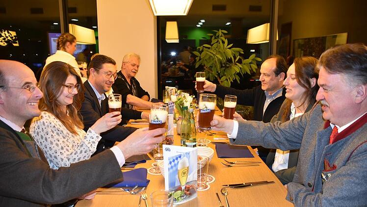 Ein Prosit mit Landrat Klaus Peter Söllner, Lothar Ebbertz, Mathias Keil, Marina Veronika Schicker, Carolin Strobl und weiteren Gästen, die einen der fünf Plätze im Rahmen der Verlosungsaktion der Bayerischen Rundschau gewonnen hatten. Foto: Uschi Prawitz