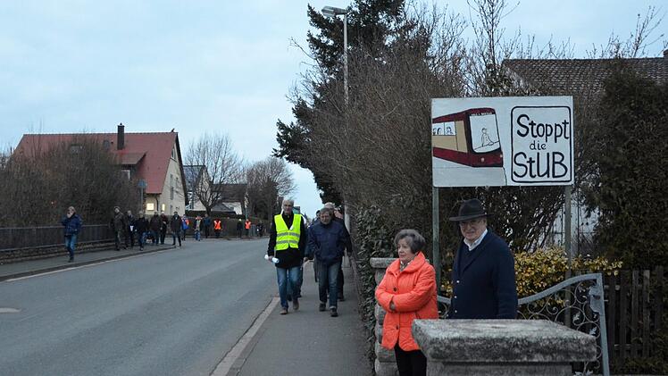 Bei einer Begehung der Rathgeberstraße hatten die Anwohner schon vor Monaten Protest gegen die Stub geäußert. Vier Mitglieder des Planungsausschusses haben sich jetzt auf ihre Seite gestellt.   Foto: Archiv