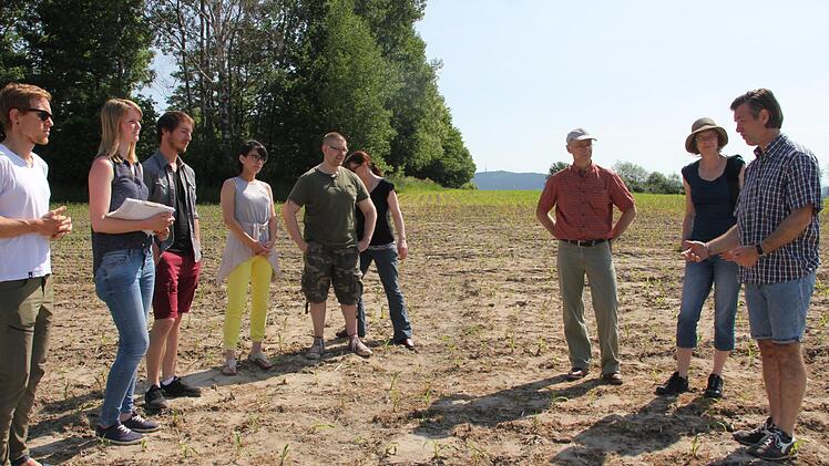Julia Gradl (2. v. l.) und ihr Kollege Florian Wallner (3. v. l.) vom Amt für Landwirtschaft sind stolz auf die Kronacher Landwirte, die in ihren konventionell geführten Betrieben Wert auf den Erhalt von Artenvielfalt legen. Mit im Bild ist Hubertus Freiherr von Künsberg (rechts), der bei einem Gespräch erklärte, wie er die Biodiversität unterstützt. Foto: Veronika Schadeck