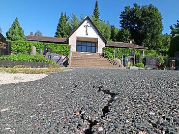Der Asphalt bricht, weil die Verstorbenen zu nahe am Hauptweg bestattet wurden.  Foto: Josef Hofbauer