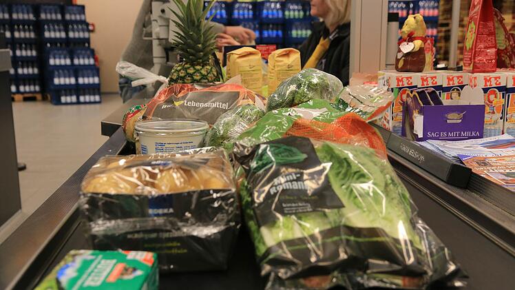 Als Gegenmodell zum oft hektischen Einkauf hat ein Supermarkt in den Niederlanden eine sogenannte "Plauderkasse" eingeführt, an der sich die Kunden ruhig Zeit lassen dürfen. Symbolfoto: Ferdinand Merzbach
