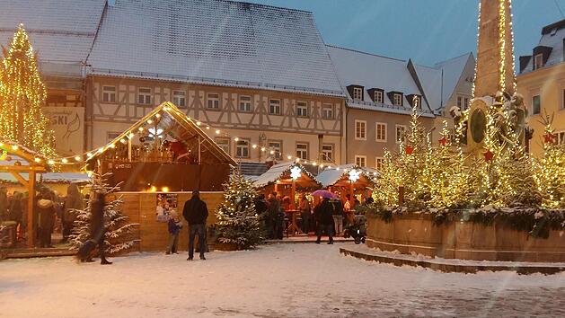 Stimmungsvolle gesellige Abende im Winterdorf auf dem  Marktplatz. So haben die Kulmbacher zuletzt 2019 gefeiert.
