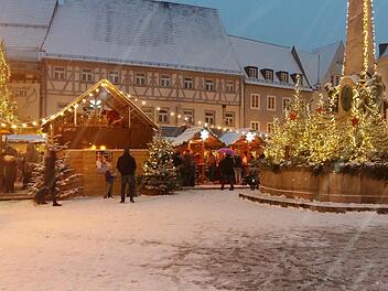 Stimmungsvolle gesellige Abende im Winterdorf auf dem  Marktplatz. So haben die Kulmbacher zuletzt 2019 gefeiert.