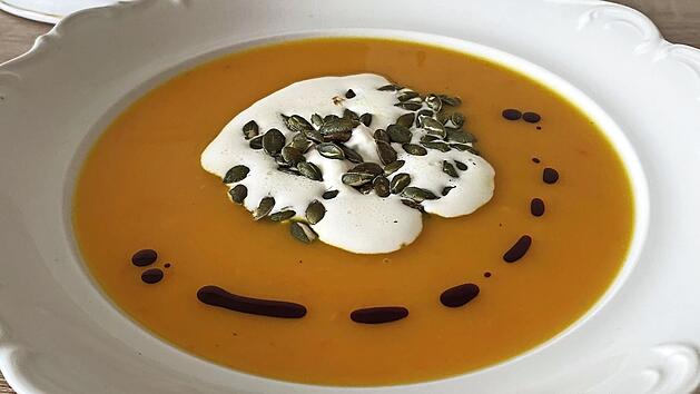 Der vielseitige K&uuml;rbis erm&ouml;glicht verschiedenste Leckereien wie hier eine Vorspeisensuppe.