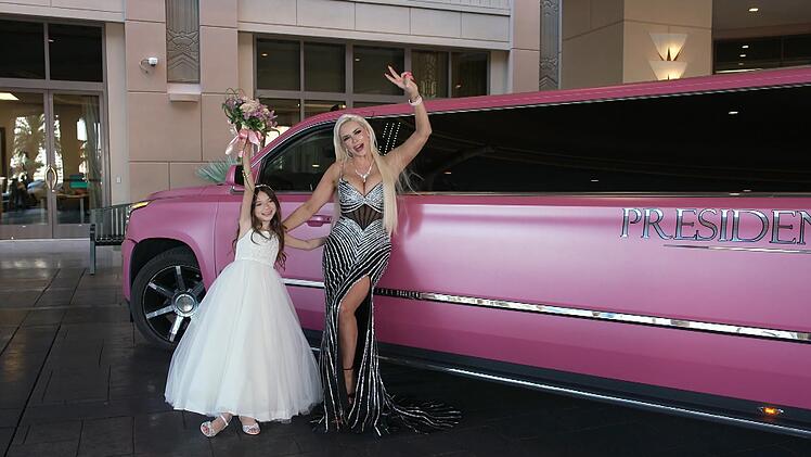 Gemeinsam mit ihrer Tochter Sophia fährt Daniela Katzenberger in einer pinken Limousine zu ihrer zweiten Hochzeit vor.