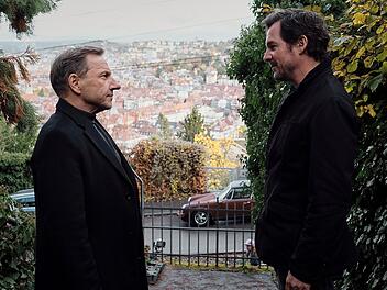 Sch&ouml;ne Stadt, traurige Leben: Die Ermittler Sebastian Bootz (Felix Klare, rechts) und Thorsten Lannert (Richy M&uuml;ller) diskutieren im "Tatort: &Uuml;berlebe wenigstens bis morgen" vor Stuttgarter Kulissen &uuml;ber die Einsamkeit der Jungen.