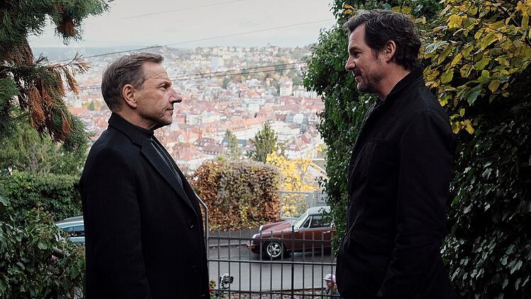 Sch&ouml;ne Stadt, traurige Leben: Die Ermittler Sebastian Bootz (Felix Klare, rechts) und Thorsten Lannert (Richy M&uuml;ller) diskutieren im "Tatort: &Uuml;berlebe wenigstens bis morgen" vor Stuttgarter Kulissen &uuml;ber die Einsamkeit der Jungen.