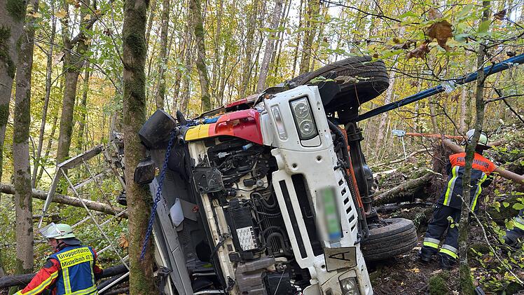 Diesel bei Lkw-Unfall in Wald im Kreis Bayreuth ausgelaufen