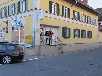 Im Zuge des Ausbaus der Geisfelder Straße und der Hauptstraße in Litzendorf  wird auch der Eingangsbereich der Bäckerei Winkler umgebaut. Bürgermeister Wolfgang Möhrlein und die Juniorchefin der Bäckerei, Christine Winkler, besprachen die Planungen. Foto: Astrid Ehrnsperger