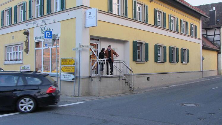 Im Zuge des Ausbaus der Geisfelder Straße und der Hauptstraße in Litzendorf  wird auch der Eingangsbereich der Bäckerei Winkler umgebaut. Bürgermeister Wolfgang Möhrlein und die Juniorchefin der Bäckerei, Christine Winkler, besprachen die Planungen. Foto: Astrid Ehrnsperger