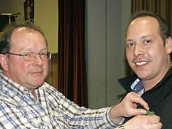 Thomas Hammelmann (links) überreicht das "grüne Band der Rhön" an Andreas Müller. Fotos: Johanna Kellermann