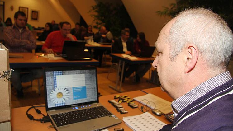 Verwaltungsleiter Michael Laaber schult alle Wahlhelfer im richtigen Umgang mit dem Barcode-Lesestift und mit dem Auszählungsprogramm
